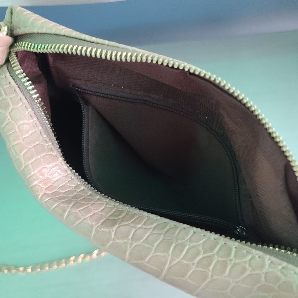 New womens gold chain crossbody purse
Super cute